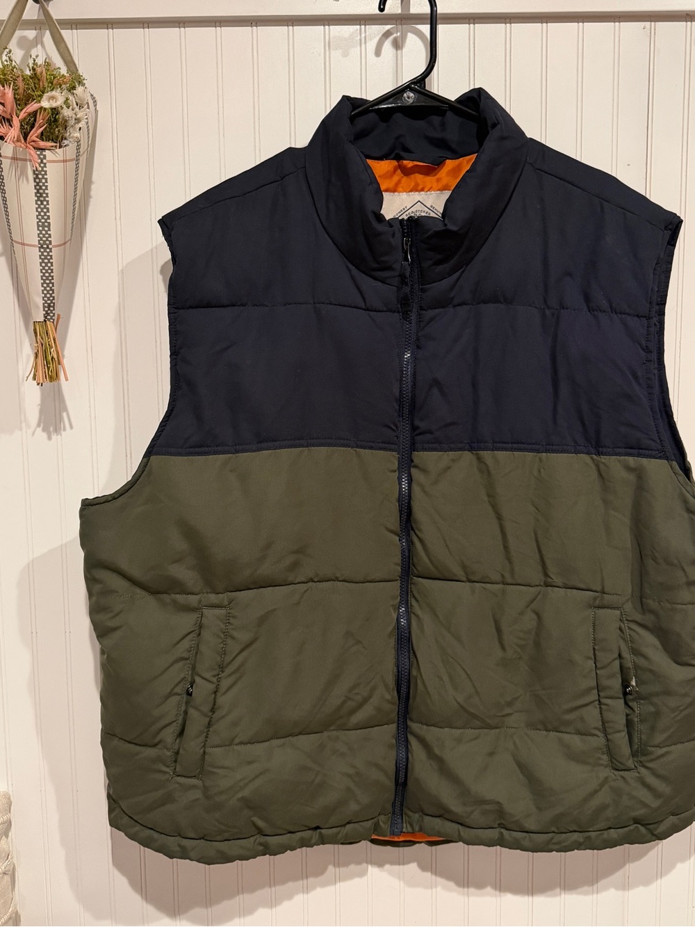 Men's Two-Tone Quilted Vest - Navy & Olive